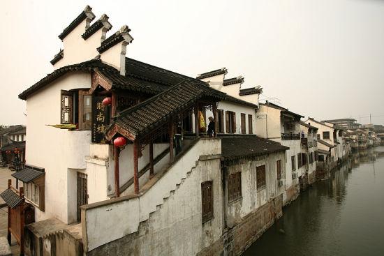 为什么现在的女生比男生还要花心，背这男友出去和别的男人玩。